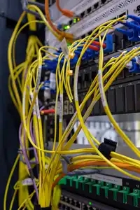 Câbles réseau dans une baie serveur