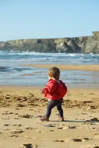 bébé marche sur la plage