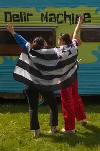 Drapeau breton et deux jeunes filles au festival