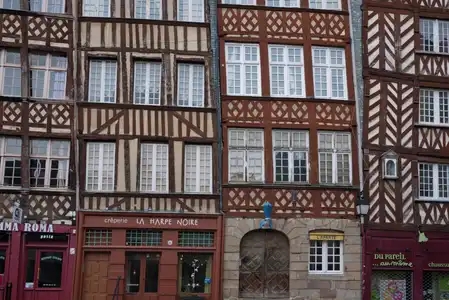 Façades de maisons à colombages place du Champ Jacquet à Rennes