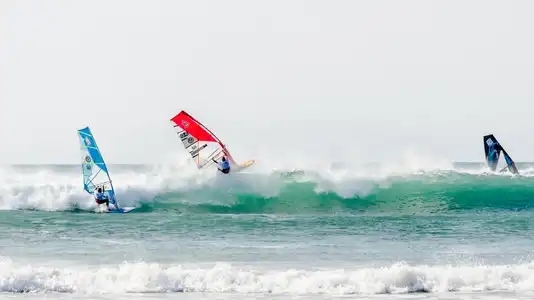 compétition de windsurf durant les wave games à la pointe de la Torche