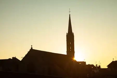 Eglise Saint Tudy et coucher de soleil