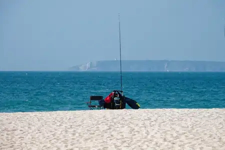 pêche en cours sur la plage, le matériel du pêcheur