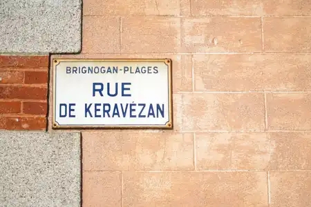 Panneau de signalisation à Brignogan