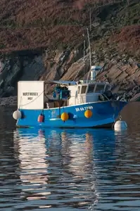 Bateau de pêche à coque bleue dans le port du Conquet