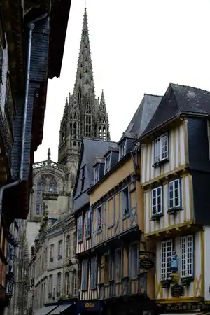 Colombage du centre ville de Quimper et le clocher de la cathédrale Saint Corentin