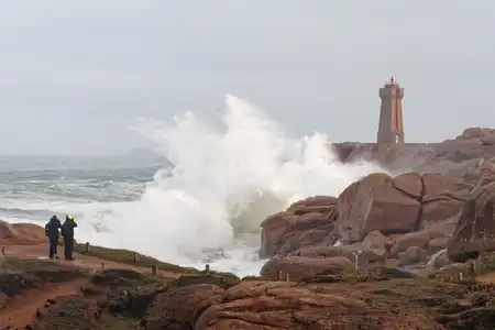 tempête sur la côte de granit rose, vague sur le phare de Ploumanac'h