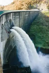 Vannes ouvertes du barrage hydraulique de Saint Barthélémy ou de Gouët