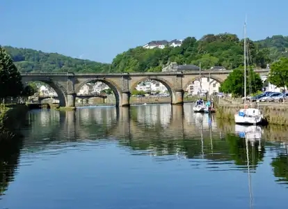 Bâteaux de plaisance au port fluvial de Châteaulin en Bretagne