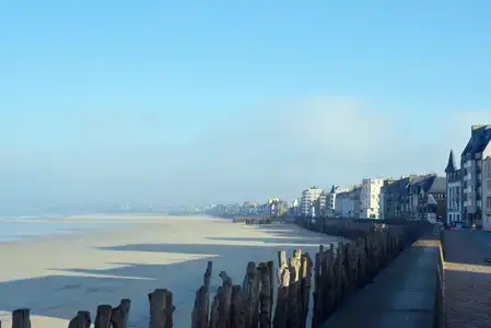 Brume plage du Sillon à Saint-Malo