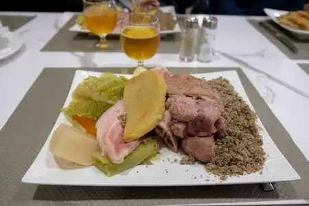 Assiette de kig ha fars, plat traditionnel du Nord Finistère