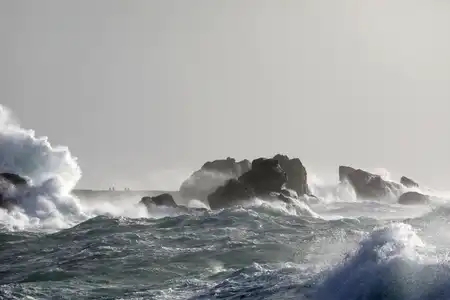 La côte de l'Iroise en tempête