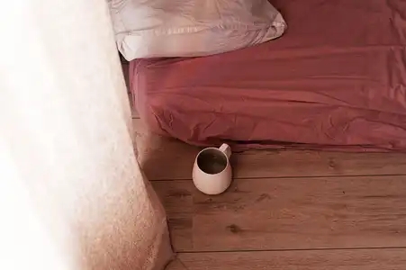 Tasse au pied du lit