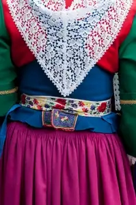 Costume coloré d'une femme de Plougastel-Daoulas