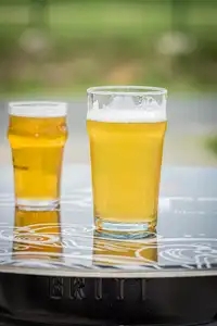 Deux verres de bière sur une table