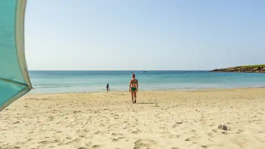 Femme seule se dirigeant vers l'océan