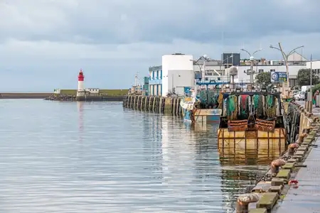 port de pêche du Guilvinec, filets de pêche, phare