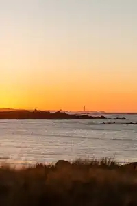 Le phare de l'Île Vierge vu depuis la plage du Curnic, au coucher du soleil