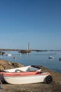 Bateau de pêche devant le phare de l'île Vierge