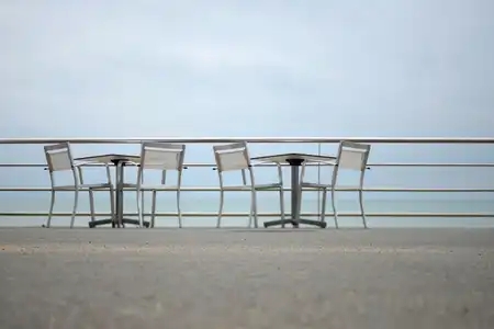 Pléneuf-Val-André, chaises et terrasse
