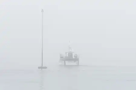 bateau de pêche dans la brume