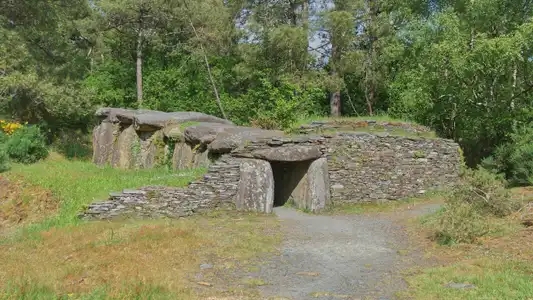 Cairn dolménique du parc préhistorique de Bretagne.