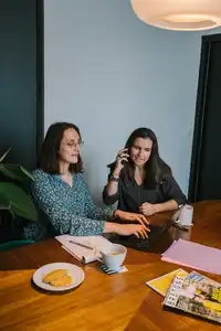 2 femmes travaillant à leur bureau