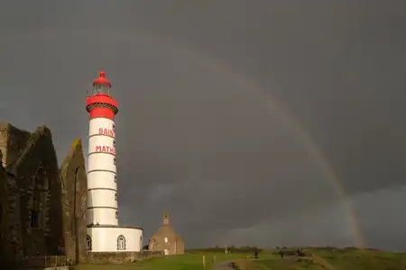 Arc en ciel sur le phare de St Mathieu à la pointe du Finistère