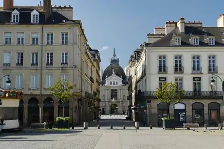 Rennes - Place de la Mairie et vue sur le Palais du Commerce