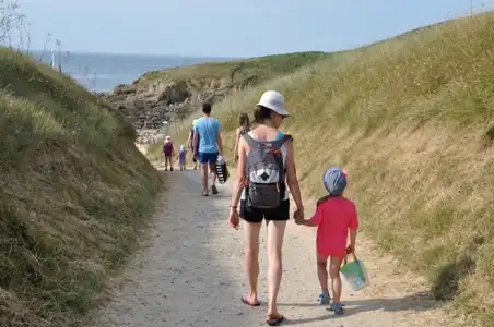 Famille allant à la plage à Erquy