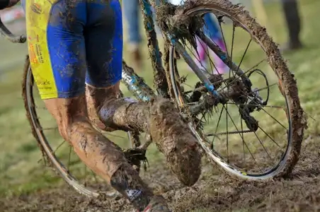 Coureur de cyclo-cross couvert de boue