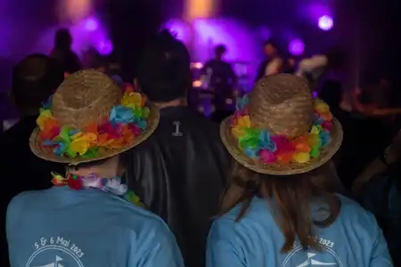 Deux chapeaux fleuries au festival