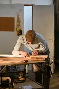 Création de volets en bois dans un atelier à Pont Croix