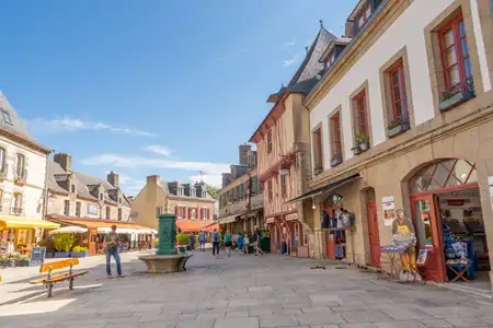 place saint Guénolé à Concarneau et ses magasins