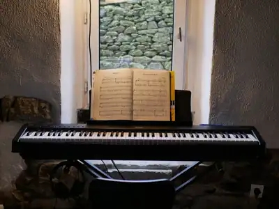 Piano devant la fenêtre