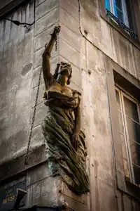 Statue buste de femme à St Malo