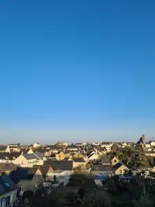 Toits de Rennes et grand ciel bleu