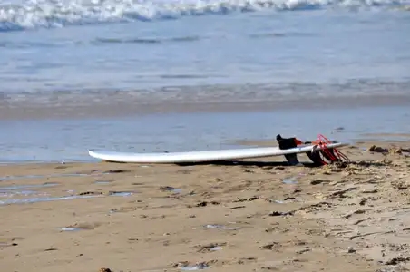 Planche de surf sur la plage