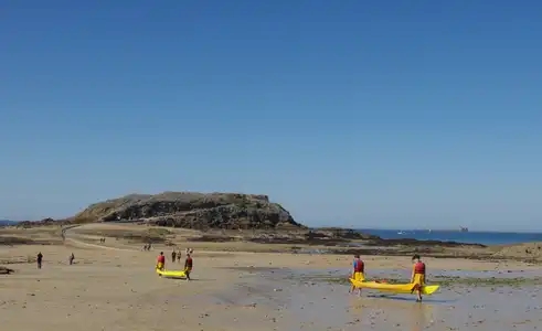 Les kayakistes sur la plage de Saint-Malo