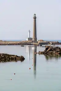 le phare de l'île vierge à Plouguerneau avec son reflet dans l'eau
