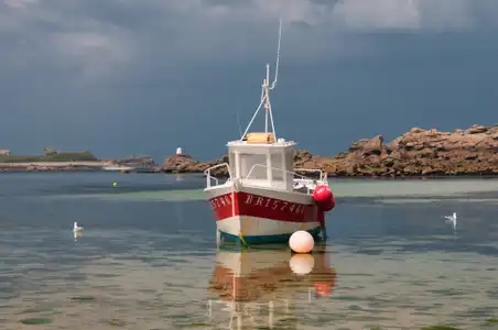 Bateau de pêche se reflétant dans la mer