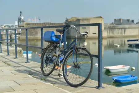 Vélo sur le port de Concarneau