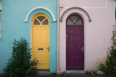 Portes d'entrée colorées d'habitations dans le quartier Saint-Martin à Brest