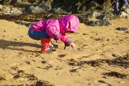bébé joue sur la plage, Belle-Ile-En-Mer