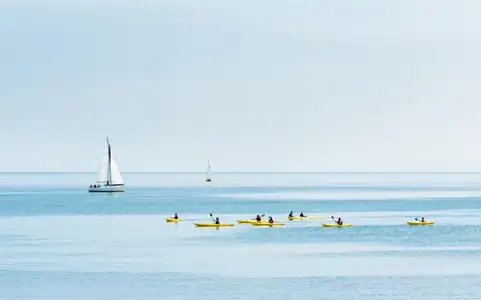 activités nautiques face à la plage du Cap-Coz à Fouesnant