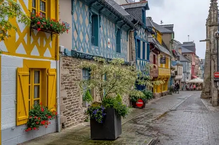 Une rue typique de Josselin, petite cité de caractère du Morbihan en Bretagne