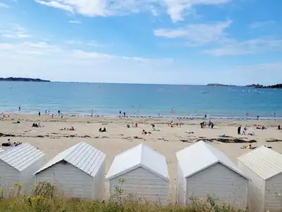 Cabines de plage en été
