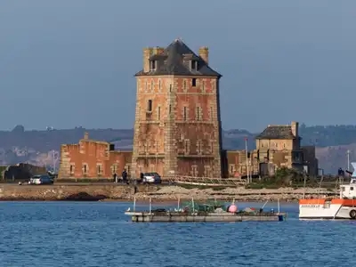 La tour Vauban sur le port de Camaret
