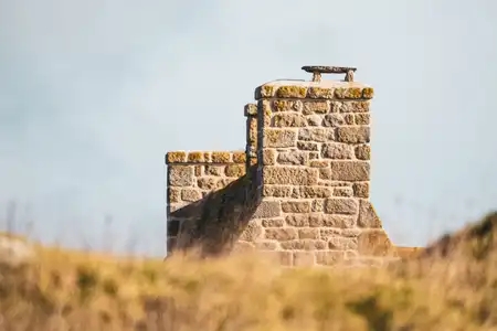 Cheminées bretonnes en pierre sur l'île de Sieck