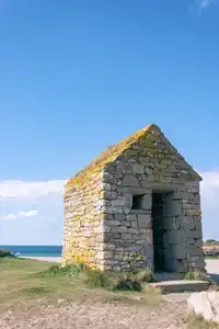Cabanon en pierre au bord de mer à Porspoder